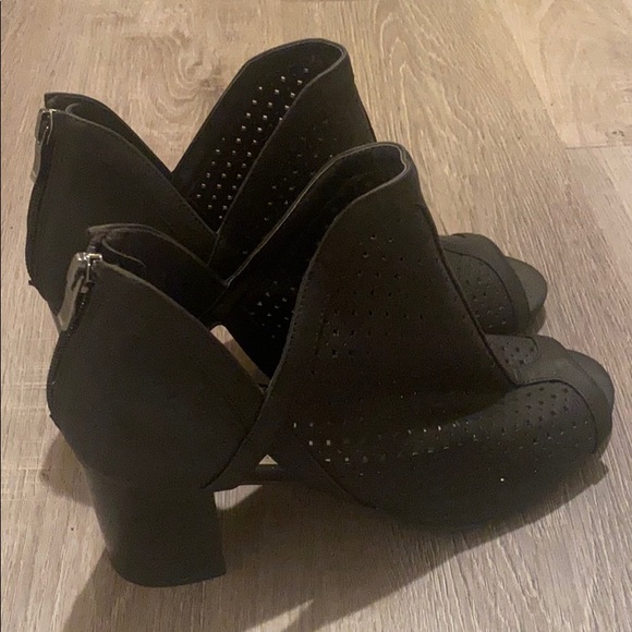 Black Heels - Picture 4 of 6